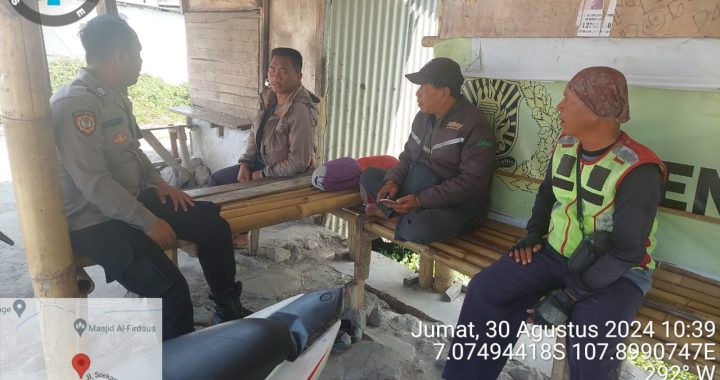 Unit Samapta Polsek Kadungora Polres Garut *Patroli Dialogis* Menjalin Komunikasi dengan Masyarakat Cegah terjadinya C3 ( Curas,Curhat dan Curanmor)