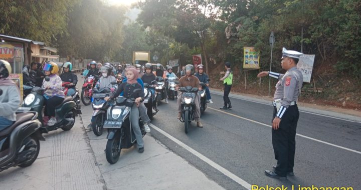 Anggota Polsek limbangan melaksanakan penyebrangan karyawan PT pratama