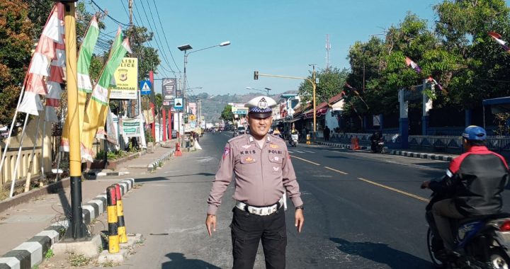 Antisipasi kemacetan di hari libur anggota Polsek limbangan melaksanakan gtur arulin