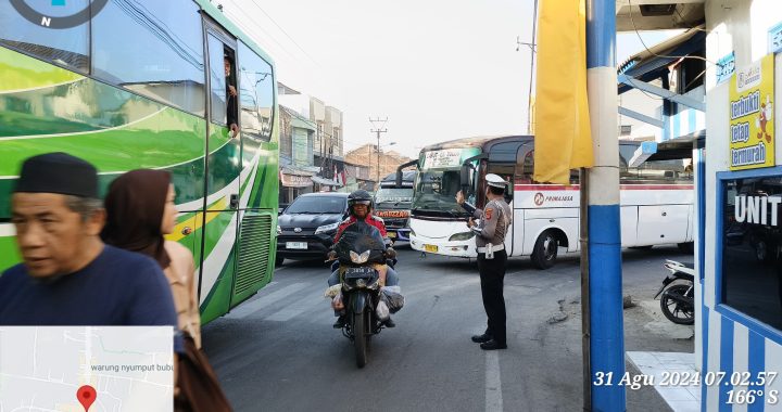 Anggota Lalu Lintas Polsek Kadungora Polres Garut Pelayanan terhadap Masyarakat Melaksanakan Pengaturan di titik-titik Rawan Macet.