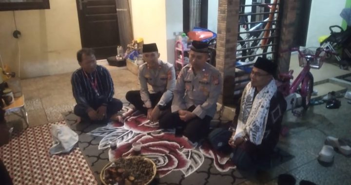 Silaturahmi Dengan Tokoh Agama Kapolsek dan Bhabinkamtibmas Polsek Tarogong Kaler Sampaikan Pesan Kamtibmas