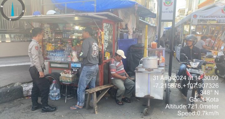 Aiptu Gunawan Anggota Samapta Polsek Garut Kota Sambangi Pedagang kaki lima