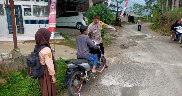 Polsek banjarwangi melaksanakan patroli siang