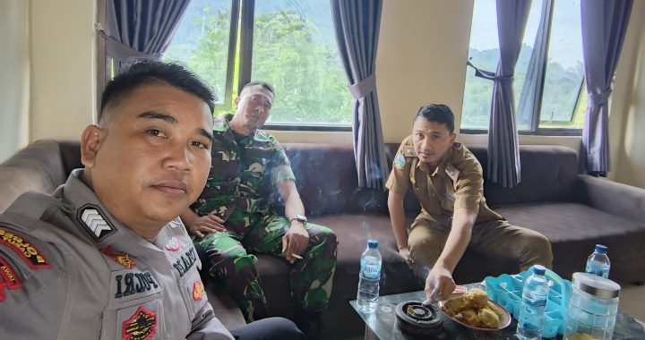 Anggota Polsek Limbangan melaksanakan giat sambang desa