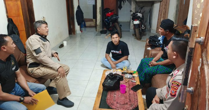 Anggota Polsek limbangan melaksanakan giat sambang warga