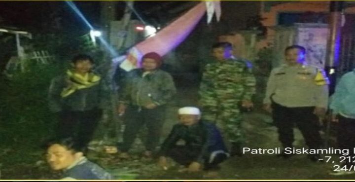 Sinergitas Tni – Polri lakukan pengecekan ronda malam di desa parakan