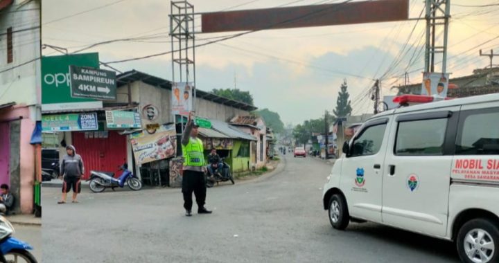 Anggota polsek samarang gatur lalin di pertigaan haji osid