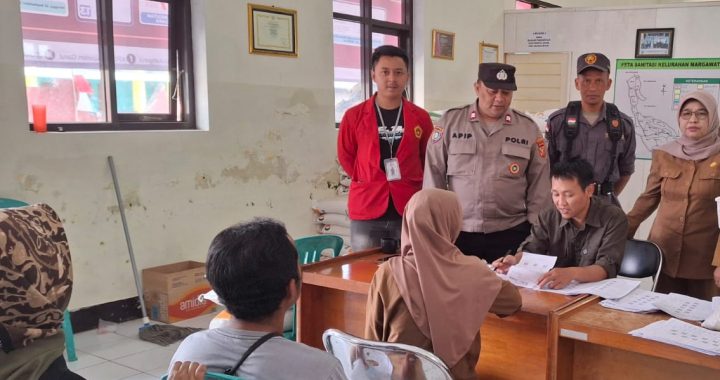 Aiptu Apippudin Anggota Polsek Garut Kota Sosialisasikan Oncall Lapor Pak Bhabin Di Kelurahan Margawati