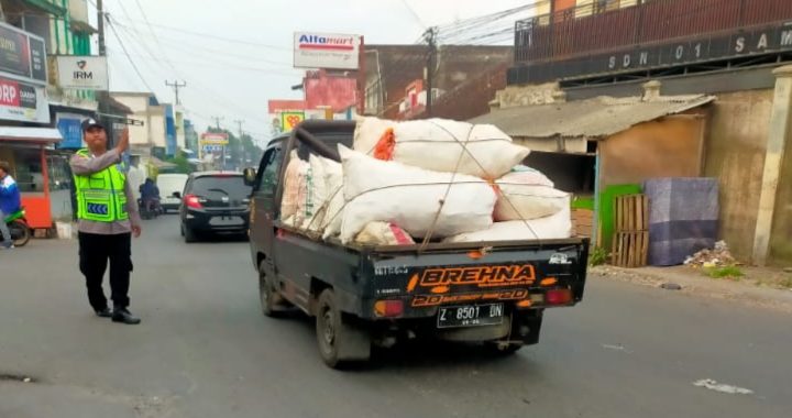 Personil polsek samarang rutin laksanakan pengaturan arus lalin