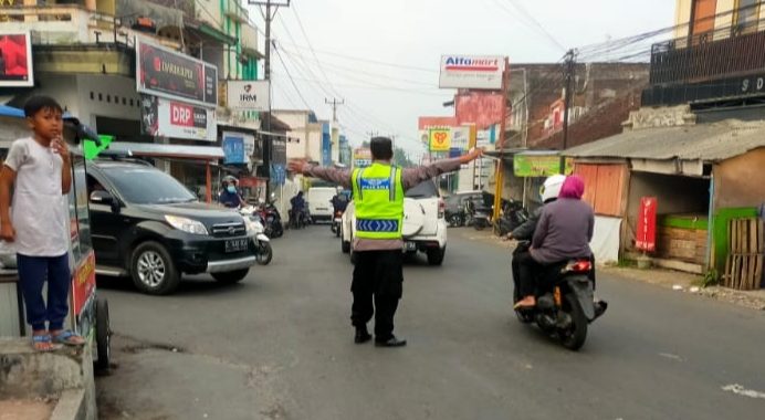 Anggota polsek samarang gatur lalin di pertigaan pamulihan