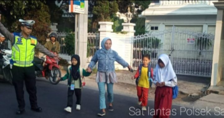 Panit lantas polsek samarang laksanakan penyebrangan di sdn samarang 1&3