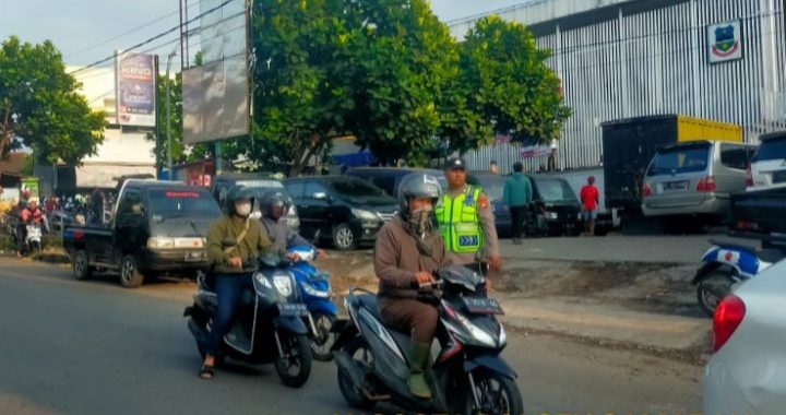 Anggota polsek samarang laksanakan pengaturan arus lalulintas di pasar samarang