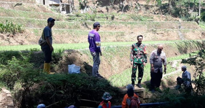 Bhabinkamtibmas Polsek Garut Kota Lakukan Kerja Bakti Perbaiki Saluran Air Bersama Warga