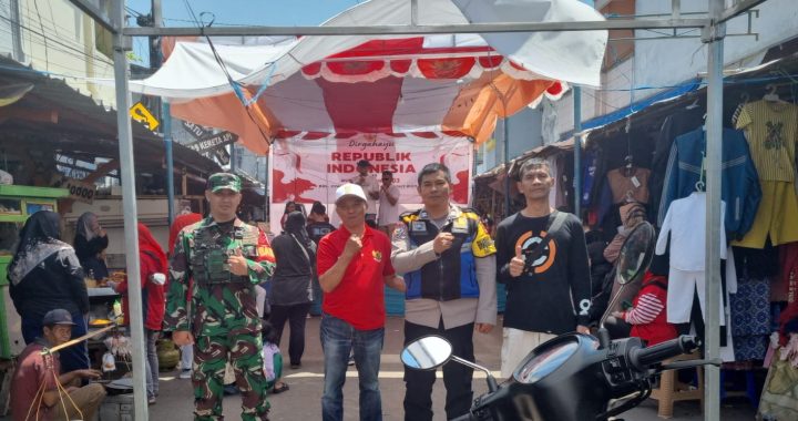 Bhabinkamtibmas Polsek Garut Kota Beserta Babinsa Lakukan Monitoring Giat Masyarakat Di Jalan Pasar Baru