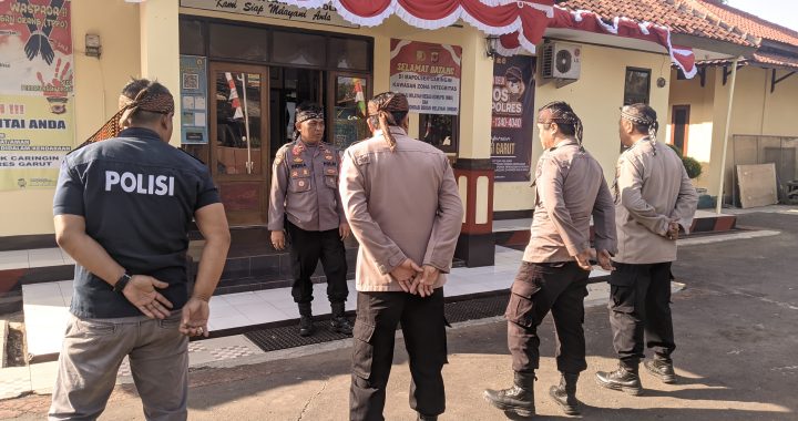 Apel pagi Special Hari Jum’at Pakai Udeng Polsek Caringin polres Garut