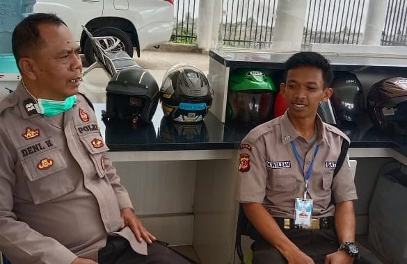 Bhabinkamtibmas melaksanakan kegiatan bin Pamswakarsa