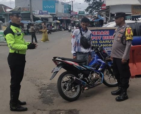 Unit lalu lintas Polsek Malangbong lakukan pengaturan