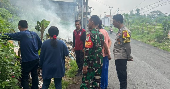 Giat Kolaburasi Tni Polri Polsek Pasirwangi bersama warga memberishkan jalan desa