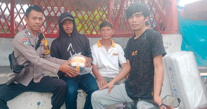 polsek banyuresmi bhabin desa sukalaksana sambangi warga