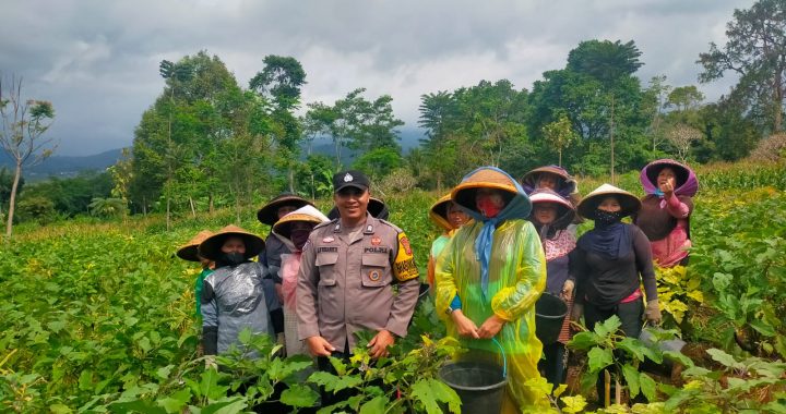 Bhabinkamtibmas Sambangi Warga Sampaikan Pesan Kamtibmas