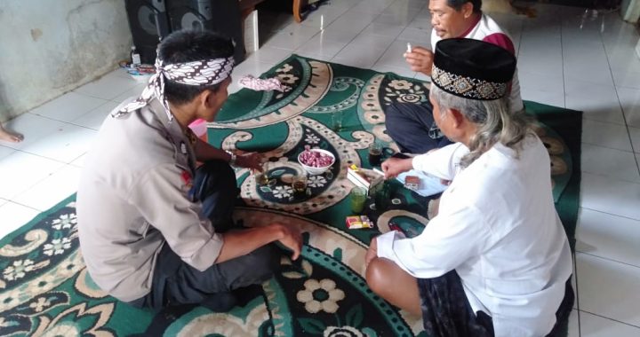 polsek banyuresmi bhabin desa sukakarya sambangi warga