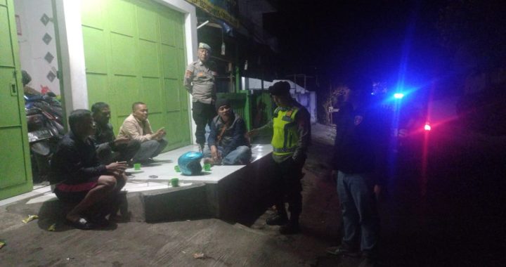 Patroli Garut Lautan Biru Polsek Pasirwangi kepada petugas ronda