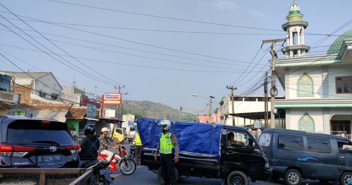 Laksanakan Giat Pengaturan Lalu Lintas di Saat Jam Sibuk