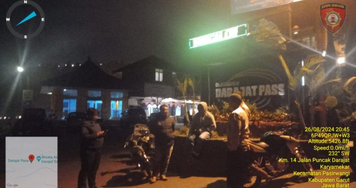 Piket jaga melaksanakan patroli sambangi warga di malam hari