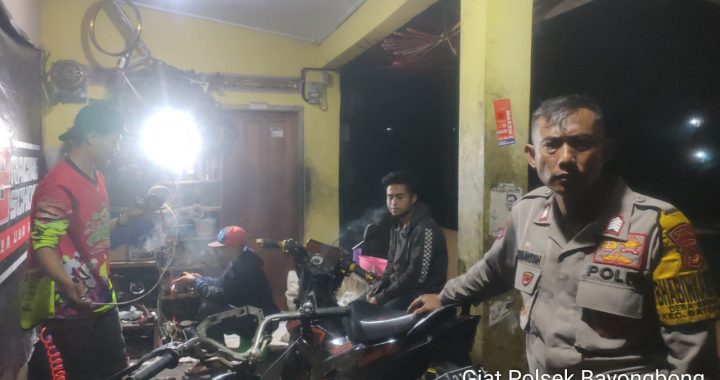 MEMBERIKAN RASA AMAN DAN NYAMAN TERHADAP LINGKUNGAN ANGGOTA POLSEK BAYONGBONG DAN POLSUBSEKTOR CIGEDUG  TERUS MELAKUKAN SILATURAHMI KAMTIBMAS MALAM GARUT LAUTAN BIRU