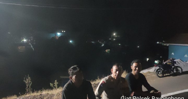 MEMBERIKAN RASA AMAN DAN NYAMAN TERHADAP LINGKUNGAN ANGGOTA POLSEK BAYONGBONG DAN POLSUBSEKTOR CIGEDUG  TERUS MELAKUKAN SILATURAHMI KAMTIBMAS MALAM GARUT LAUTAN BIRU