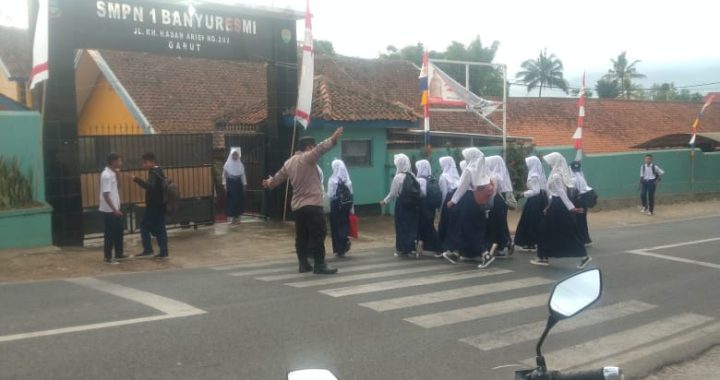 polsek banyuresmi anggota melaksanakan jam rawan pagi