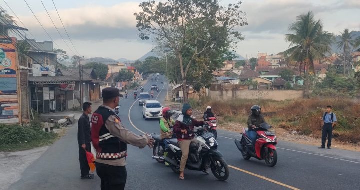 Unit patroli polsek limbangan bantu laksanakan giat pengaturan arus lalu lintas