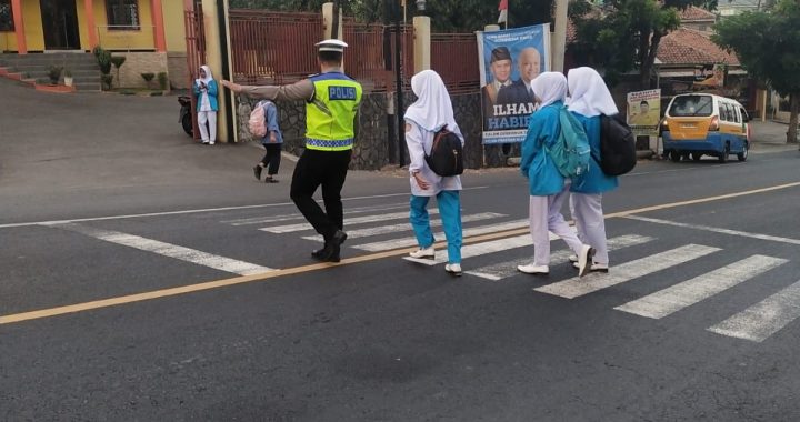 Unit lantas polsek limbangan laksanakan giat pengaturan rawan pagi