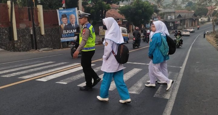 Cegah laka lantas unit lantas polsek limbangan membantu penyebrangan anak sekolah