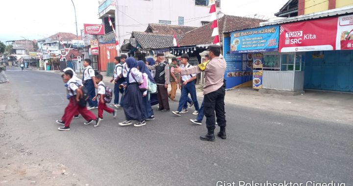 MEMBANTU PENYEBRANGAN ANAK SEKOLAHAN DENGAN AMAN POLSEK BAYONGBONG RUTIN GATUR RAWAN PAGI