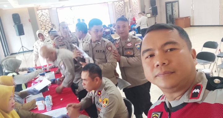 Anggota polsek limbangan menghadiri kegiatan donor darah dimako polres garut