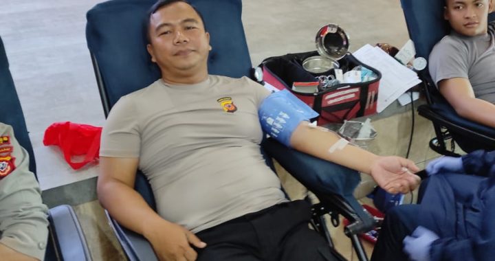 Anggota polsek limbangan laksanakan kegiatan donor darah