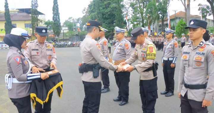 Kapolres Garut Berikan Penghargaan Kepada Personel Berprestasi