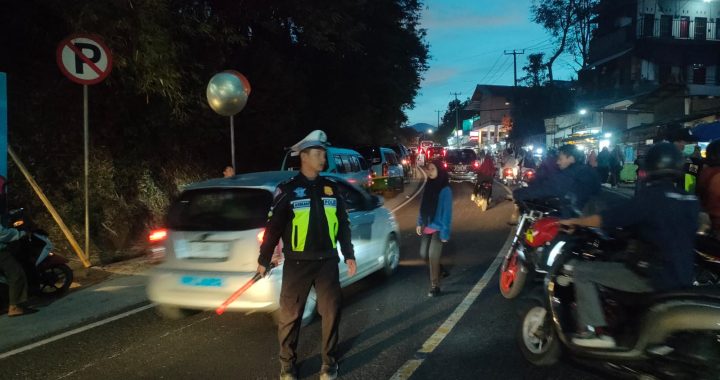 Unit lantas polsek limbangan laksanakan pengaturan arus lalin di depan PT Pratama