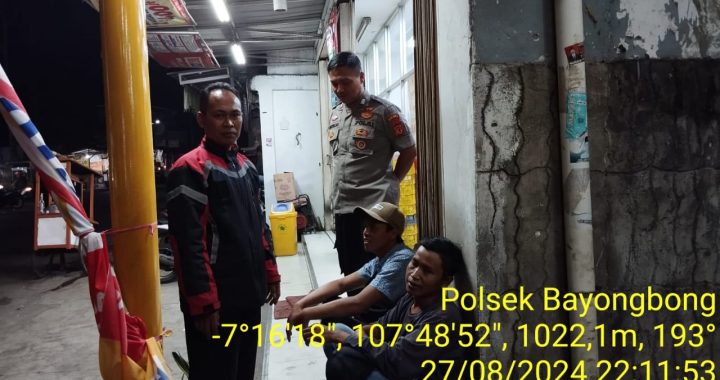 MEMBERIKAN RASA AMAN DAN NYAMAN TERHADAP LINGKUNGAN ANGGOTA POLSEK BAYONGBONG DAN POLSUBSEKTOR CIGEDUG  TERUS MELAKUKAN SILATURAHMI KAMTIBMAS MALAM GARUT LAUTAN BIRU