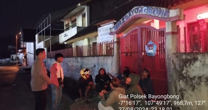 ANGGOTA POLSEK BAYONGBONG DAN POLSUBSEKTOR CIGEDUG  MENDUKUNG DAN MEMBANTU MASYARAKAT DARI KEAMANAN LINGKUNGAN KEC.BAYONGBONG