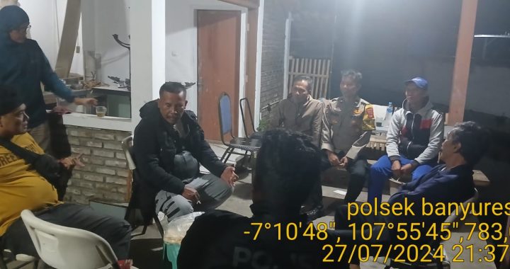 polsek banyuresmi anggota patroli malam secara dialogis