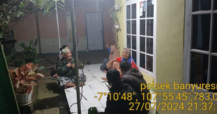 polsek banyuresmi anggota patroli malam sekitar perumahan warga