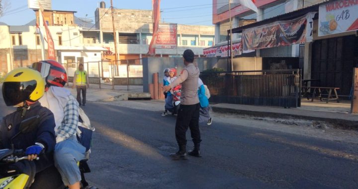 MEMBANTU PENYEBRANGAN ANAK SEKOLAHAN DENGAN AMAN POLSEK BAYONGBONG RUTIN GATUR RAWAN PAGI