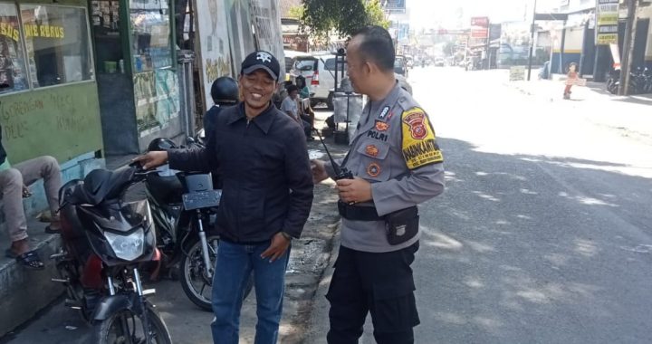 ANGGOTA POLSEK BAYONGBONG DAN POLSUBSEKTOR CIGEDUG  MELAKSANAKAN KRYD  SILATURAHMI KAMTIBMAS KEPADA MASYARAKAT UNTUK MENCEGAH PREMANISME, PUNGLI, DAN C3 DAN MENYASAR KE TEMPAT-TEMPAT YANG RAWAN TINDAK KEJAHATAN