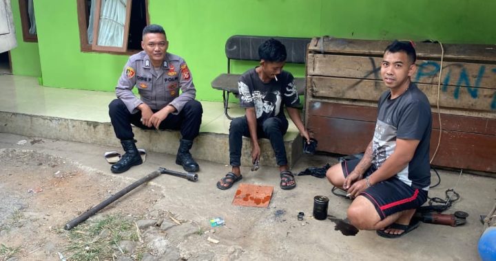 Bhabinkamtibmas Polsek Singajaya sapa warga Desa Girimukti  