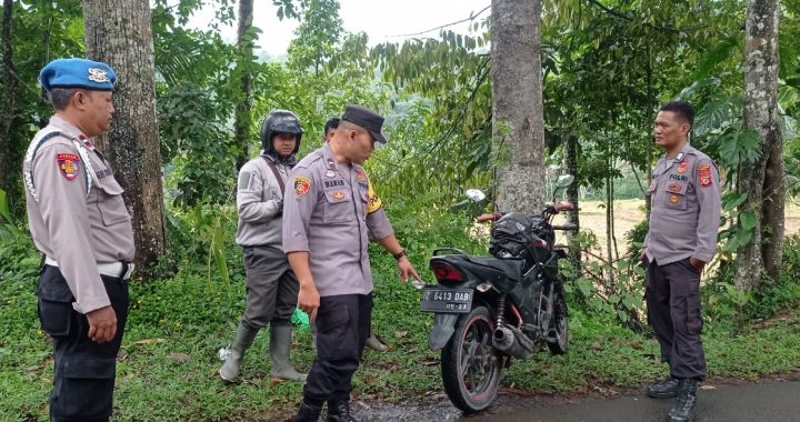 personil Polsek Singajaya jaring kendaraan yang menggunakan knalpot bising/brong