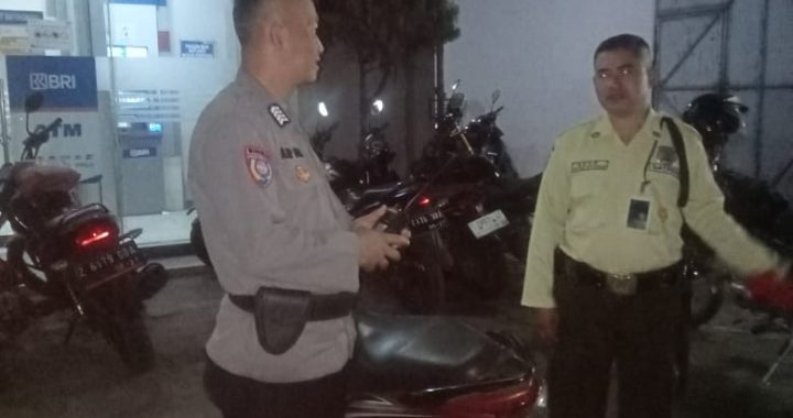 MEMBERIKAN RASA AMAN DAN NYAMAN TERHADAP LINGKUNGAN ANGGOTA POLSEK BAYONGBONG DAN POLSUBSEKTOR CIGEDUG  TERUS MELAKUKAN SILATURAHMI KAMTIBMAS MALAM GARUT LAUTAN BIRU