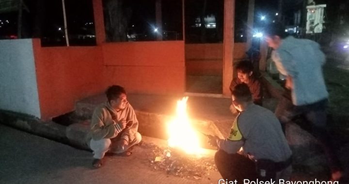 ANGGOTA POLSEK BERI HIMBAUAN KEPADA MASYARAKAT AGAR BISA MEMANTAU TERUS KEAMANAN WILAYAHNYA DARI KEJAHATAN