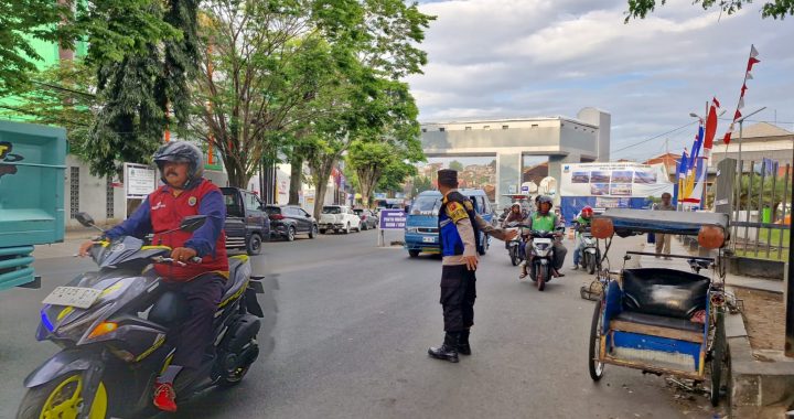 Personel Polsek Tarogong Kidul Melakukan Tugas Kamseltibcarlantas untuk Atasi Kemacetan Pagi Hari